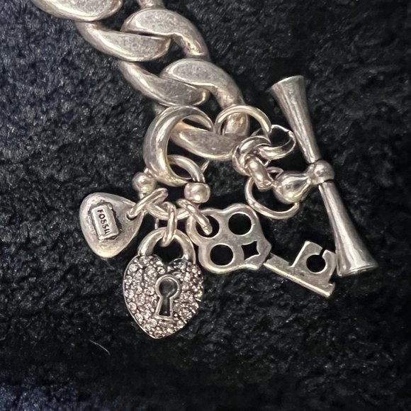 FOSSIL โ๏ธ Chunky Silver Tone Charm Bracelet Toggle w/๐๏ธ-๐-๐ & Fossil charm - Picture 2 of 5